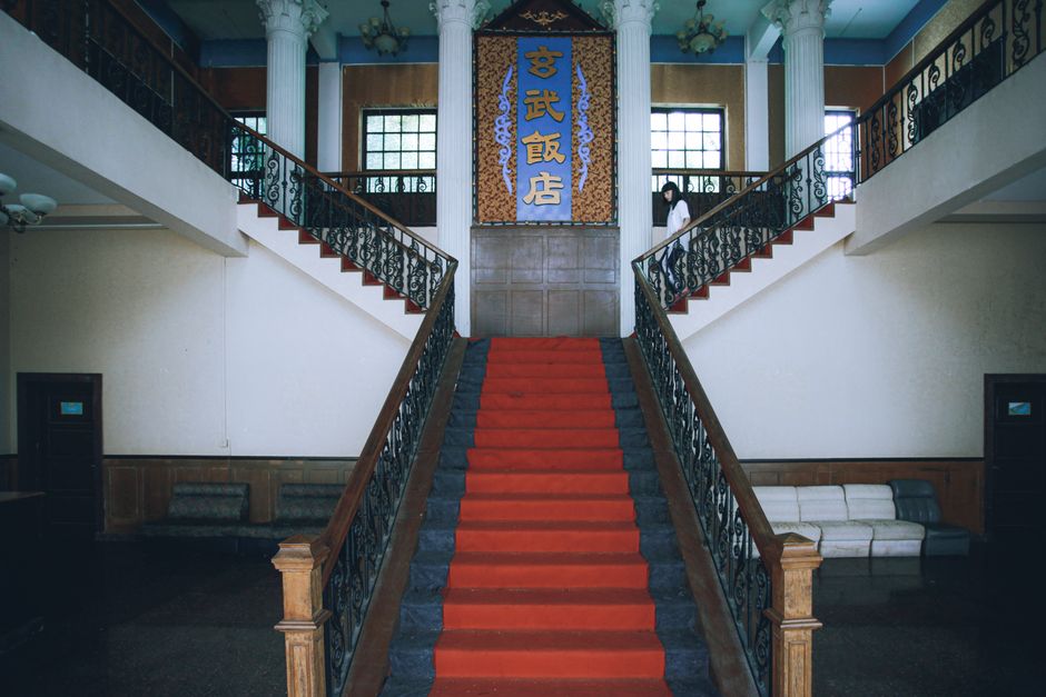 monte-escalier à Périgny